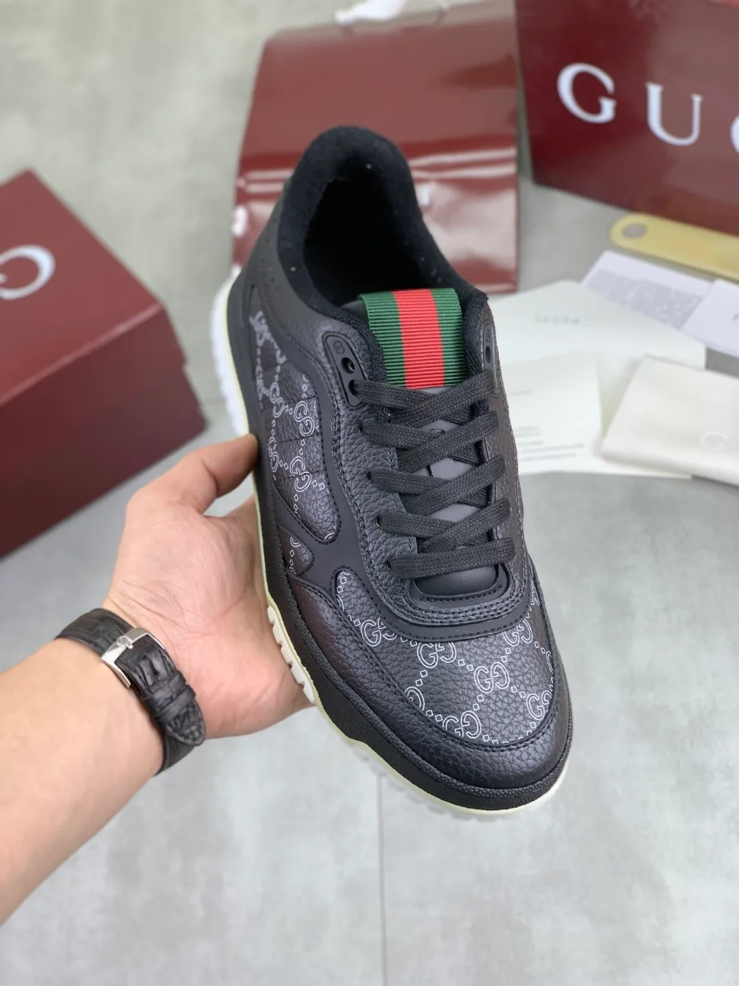 Men's men's shoes 💰P542 new Gucci Gucci couple 🧑‍🤝‍🧑 autumn and winter low-end catwalk casual sneakers, top version! Oil edge craftsmanship. New model for early spring, creating a perfect style, cool and sassy, ​​c-position fashionable wear, classic shoe style with retro and futuristic feel, showing exquisite texture! Open mold to customize high-density outsole. Comes fully packaged. Size: 35-45 Fabric: Imported calfskin punching Lining: Imported original towel lining